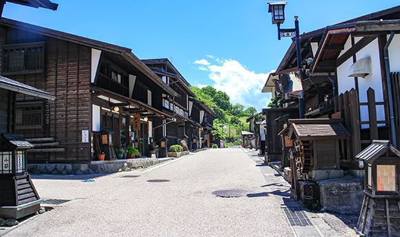 江戸時代末期の建造物が所々残る、木曽福島を散策